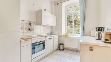 Kühlschrank, Ofen, Geschirrspüler, Wasserkocher mit Kaffee-/Teezubehör