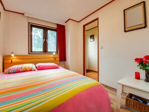 2 bedrooms, iron/ironing board, WiFi