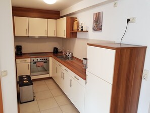 Kühlschrank, Ofen, Herdplatte, Wasserkocher mit Kaffee-/Teezubehör