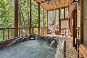 Kabin, Beberapa Tempat Tidur, hot tub, pemandangan gunung | Bathtub spa outdoor