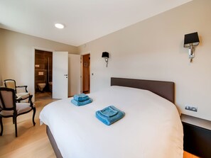 8 bedrooms, iron/ironing board, WiFi