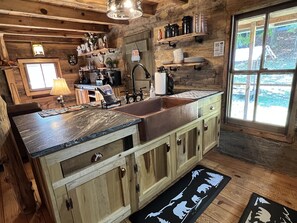 Hytte, flere senger, adgang til basseng | Eget kjøkken | Kjøleskap, mikrobølgeovn, ovn og kokeplater