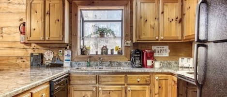 Cabin, Multiple Beds, Hot Tub, Mountain View | Private kitchen | Fridge, microwave, oven, stovetop