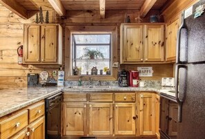 小屋, 多張床, 熱水浴缸, 山景 | 私人廚房 | 電冰箱、微波爐、烤箱、爐台