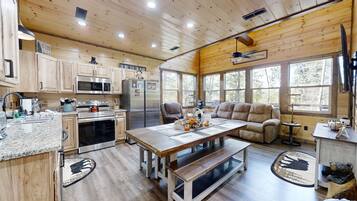 Cabana, várias camas, acesso à piscina, vista para a montanha | Cozinha privada | Cafeteira/chaleira