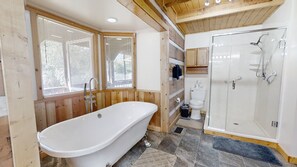 Ferienhütte, Mehrere Betten, Whirlpool | Badezimmer | Handtücher, Toilettenpapier