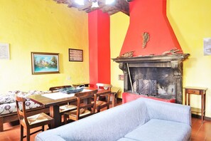 Smart TV, fireplace