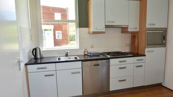 Frigorífico, microondas, placa de cocina y lavavajillas
