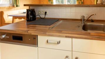 Réfrigérateur, four, plaque de cuisson, cafetière/bouilloire