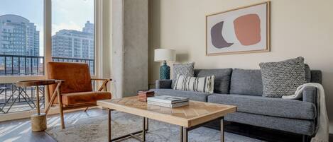 Télévision, chaîne hi-fi, espaces bureaux