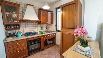 Frigorifero, forno, piano cottura, macchina per tè/caffè