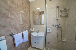 Shower, hair dryer, bidet, towels