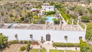 A modern villa with a rooftop pool, surrounded by greenery and a vineyard. - Villa Lisa with huge Pool and Garden, Melendugno, Italy (Melendugno)