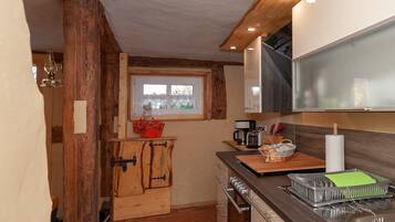 Kühlschrank, Mikrowelle, Herdplatte, Geschirrspüler