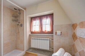 Shower, hair dryer, bidet, towels - Studio Placide Mountain View, Sauze d'Oulx, Italy (Sauze d'Oulx)