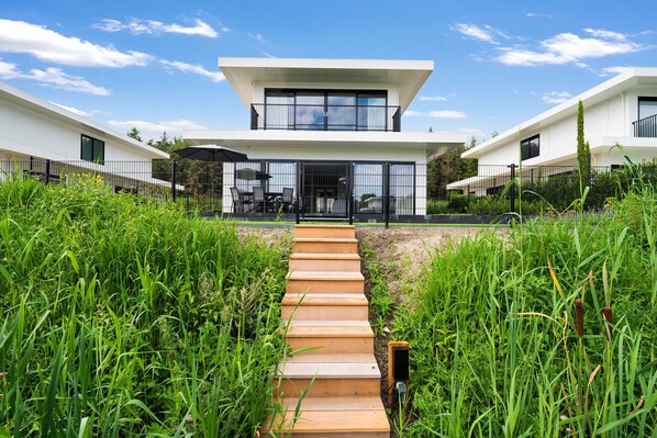 المنشأة من الخارج