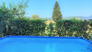 Ein Pool im Freien mit Blick auf eine ländliche Landschaft.