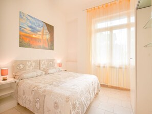 2 bedrooms, iron/ironing board, WiFi