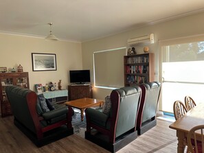 Interior - Home on Home (Robinson)
