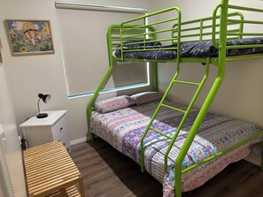 2 bedrooms, in-room safe, iron/ironing board, bed sheets - Home on Home (Robinson)