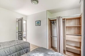 2 slaapkamers, een strijkplank/strijkijzer, reisbedje, gratis wifi