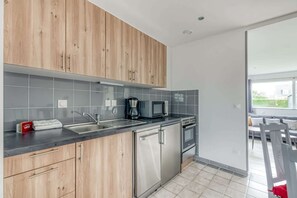 Kjøleskap, mikrobølgeovn, ovn og oppvaskmaskin