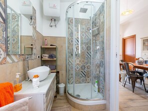 Dusche, Haartrockner, Bidet