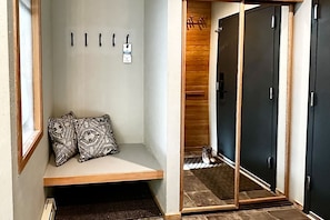 Interior - Centrally located condo near skiing with amazing mountain and lake views (Keystone)