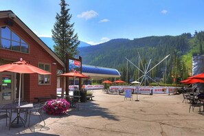 Outdoor dining - Centrally located condo near skiing with amazing mountain and lake views (Keystone)