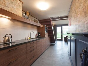 Jääkaappi, mikroaaltouuni, liesi, astianpesukone