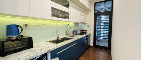 Eine moderne Küche mit Einbaugeschirrspüler, Wasserkocher und Toaster.