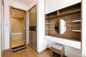 City Apartment, 2 Bedrooms | Bathroom | Deep-soaking bathtub, rainfall showerhead, free toiletries, hair dryer - Vinhomes Metropolis Ha Noi-Gem Apartment (Hanoi)