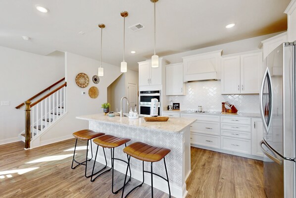 冷蔵庫、電子レンジ、オーブン、コンロ