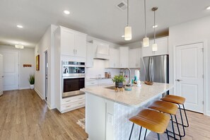 冷蔵庫、電子レンジ、オーブン、コンロ