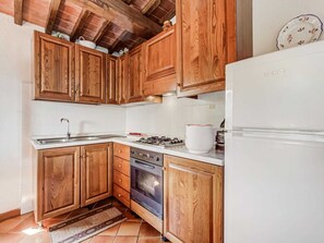 Frigorífic, forn, placa de cuina i cafetera i tetera