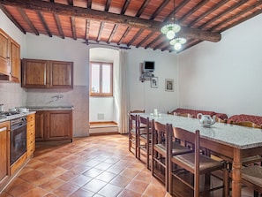 Frigorífico, horno, placa de cocina y cafetera o tetera