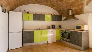 Een koelkast, een magnetron, een kookplaat, een vaatwasser