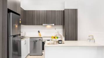 Een koelkast, een magnetron, een oven, een kookplaat