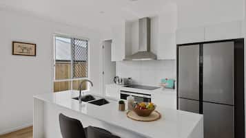 雪櫃、微波爐、焗爐、爐具