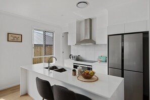 冷蔵庫、電子レンジ、オーブン、コンロ