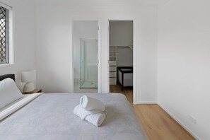 3 Schlafzimmer, Schreibtisch, Bügeleisen/Bügelbrett, WLAN