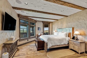 6 bedrooms, desk, iron/ironing board, free WiFi