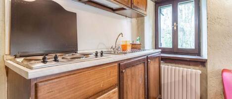 Réfrigérateur, plaque de cuisson, chaise haute