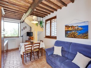 TV - Holiday Home in Volterra with Pool & Views (Volterra)