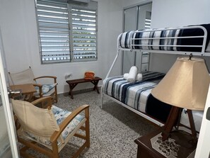 3 Schlafzimmer, Schreibtisch, Bügeleisen/Bügelbrett, Reisekinderbett