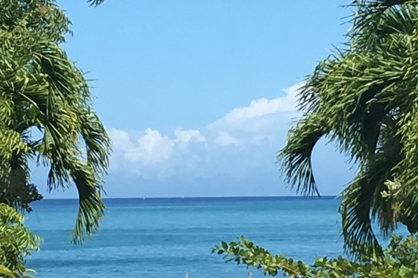 Una playa cerca, sillas reclinables de playa, toallas de playa