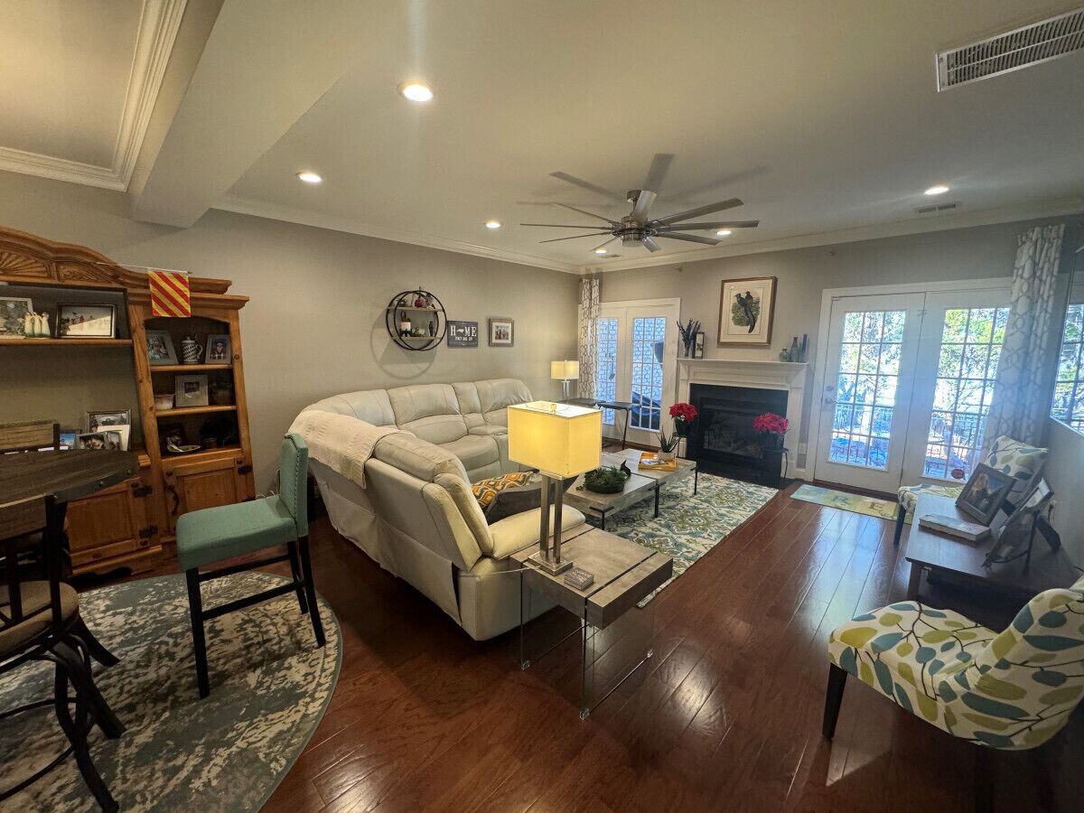 4 Bedrooms w/ Hot Tub & Game Room in Great Neighborhood