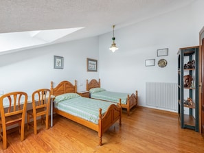 4 bedrooms, iron/ironing board, WiFi - Pet-Friendly Getaway (Loredo)