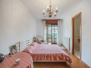 4 bedrooms, iron/ironing board, WiFi