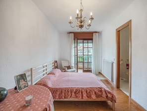 4 bedrooms, iron/ironing board, WiFi - Pet-Friendly Getaway (Loredo)